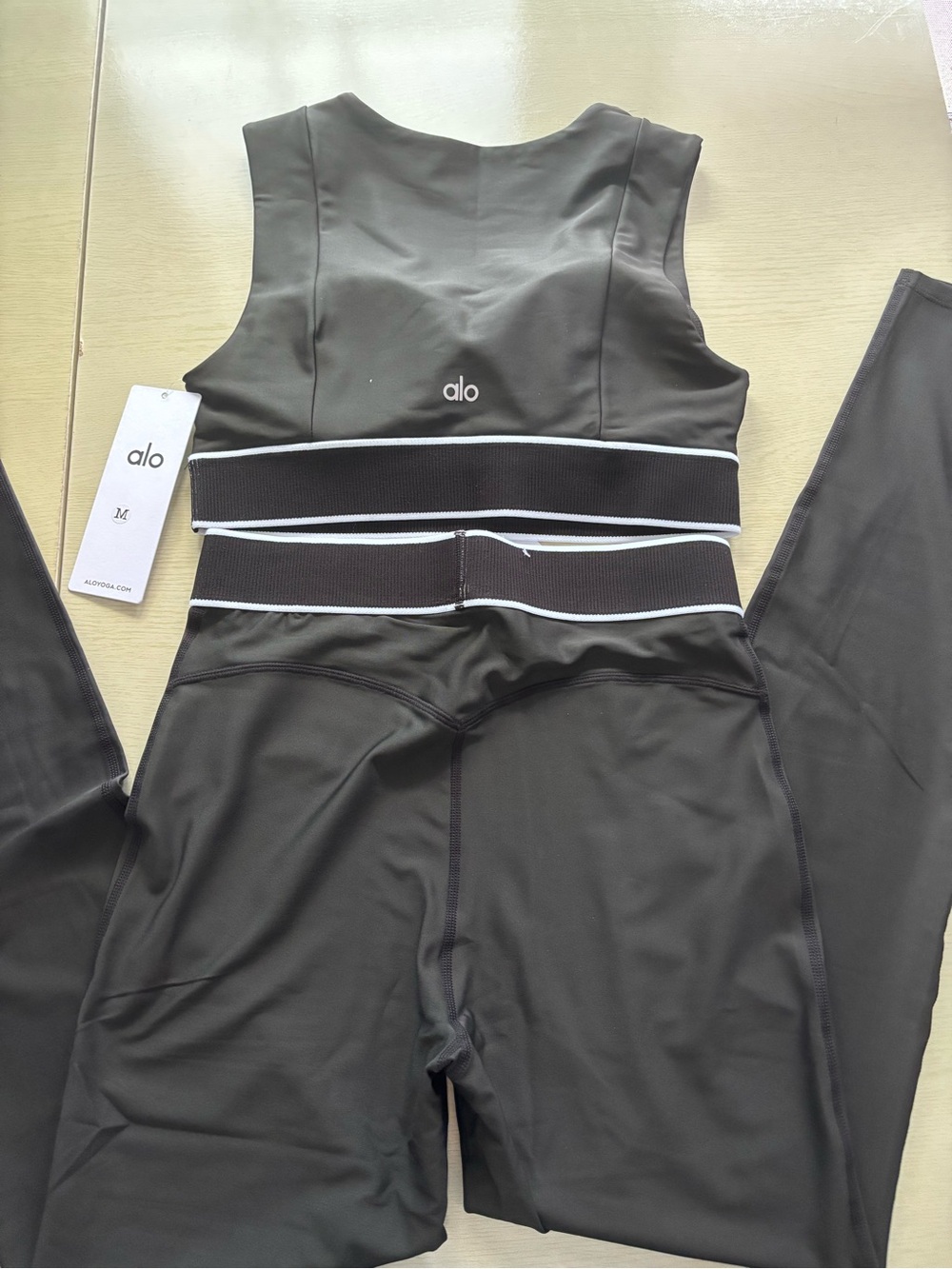 ALO Yoga Black Sports Bra with White Trim - Picture 5 of 6